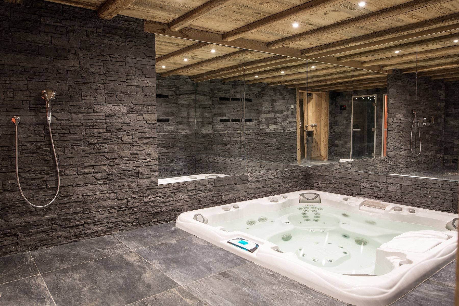 luxury chalet 15 Rooms for seasonal rent on MERIBEL LES ALLUES (73550)