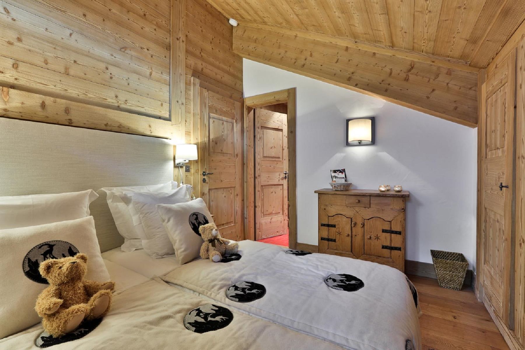 luxury chalet 6 Rooms for seasonal rent on MERIBEL LES ALLUES (73550)