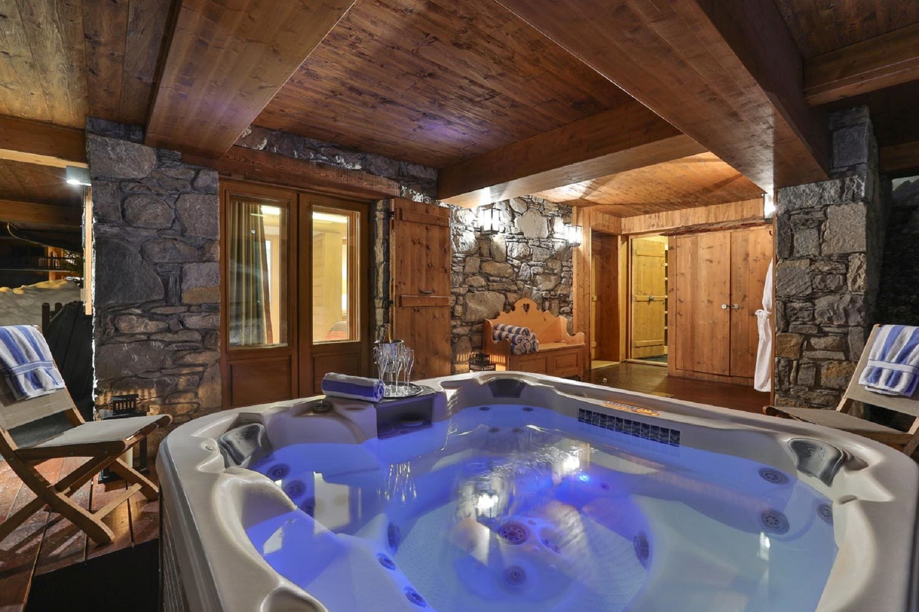 luxury chalet 6 Rooms for seasonal rent on MERIBEL LES ALLUES (73550)