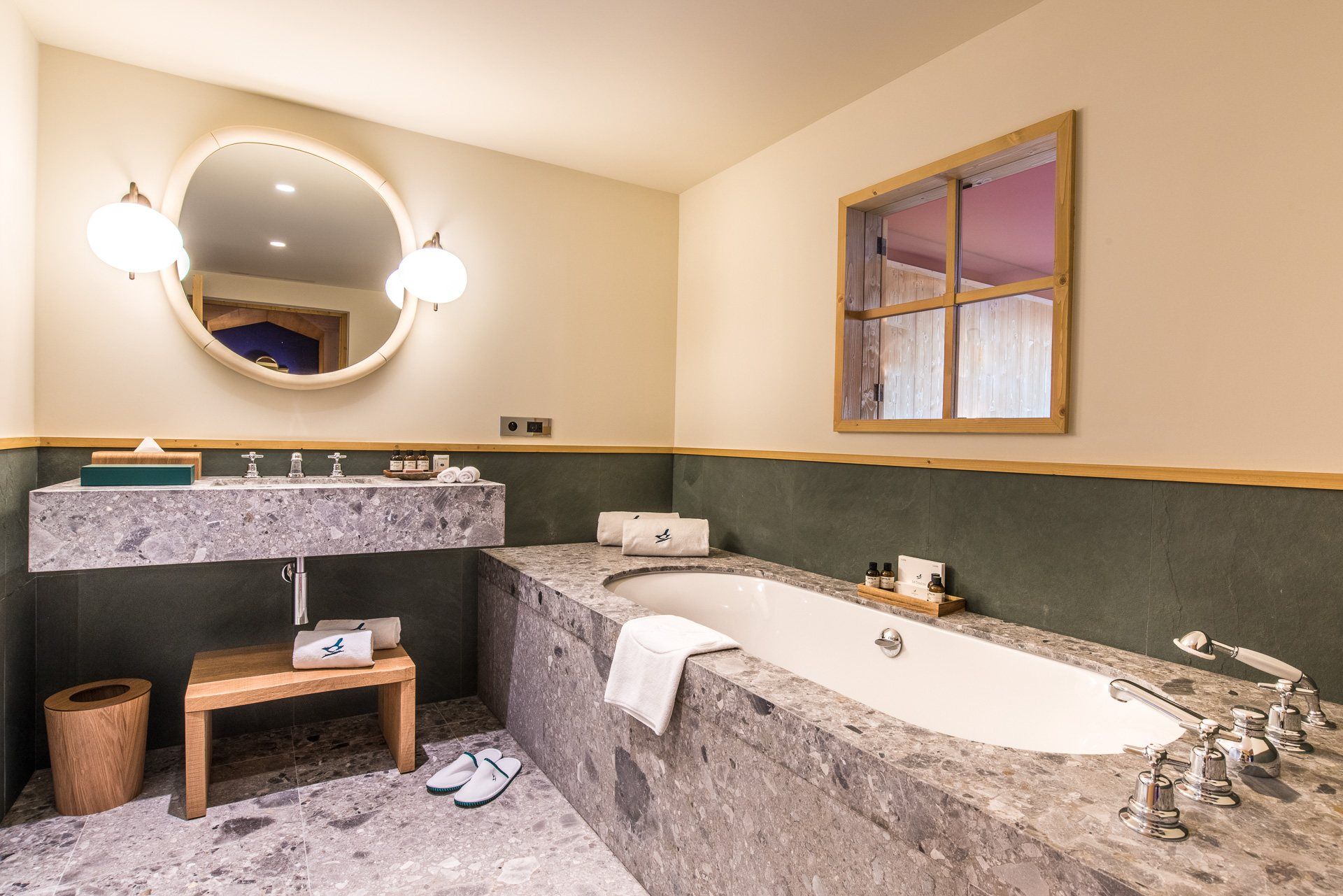 luxury chalet 5 Rooms for seasonal rent on MERIBEL LES ALLUES (73550)