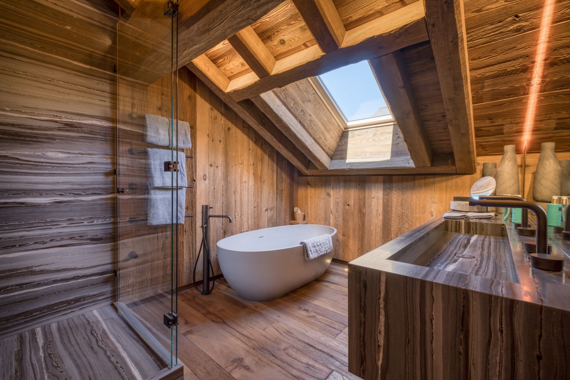 luxury chalet 11 Rooms for seasonal rent on MERIBEL LES ALLUES (73550)