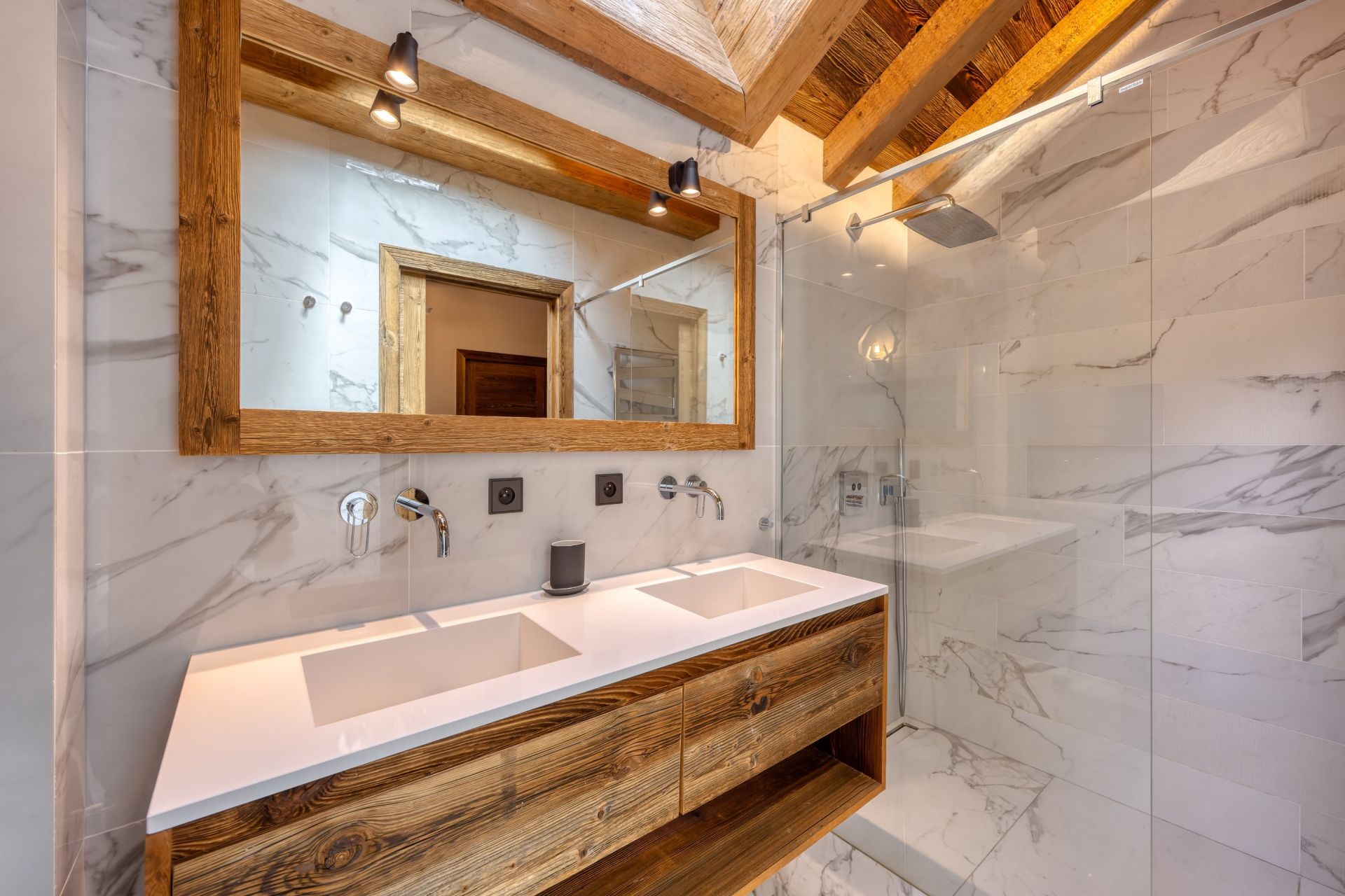 appartement de luxe 8 Pièces en location saisonnière sur MERIBEL LES ALLUES (73550)