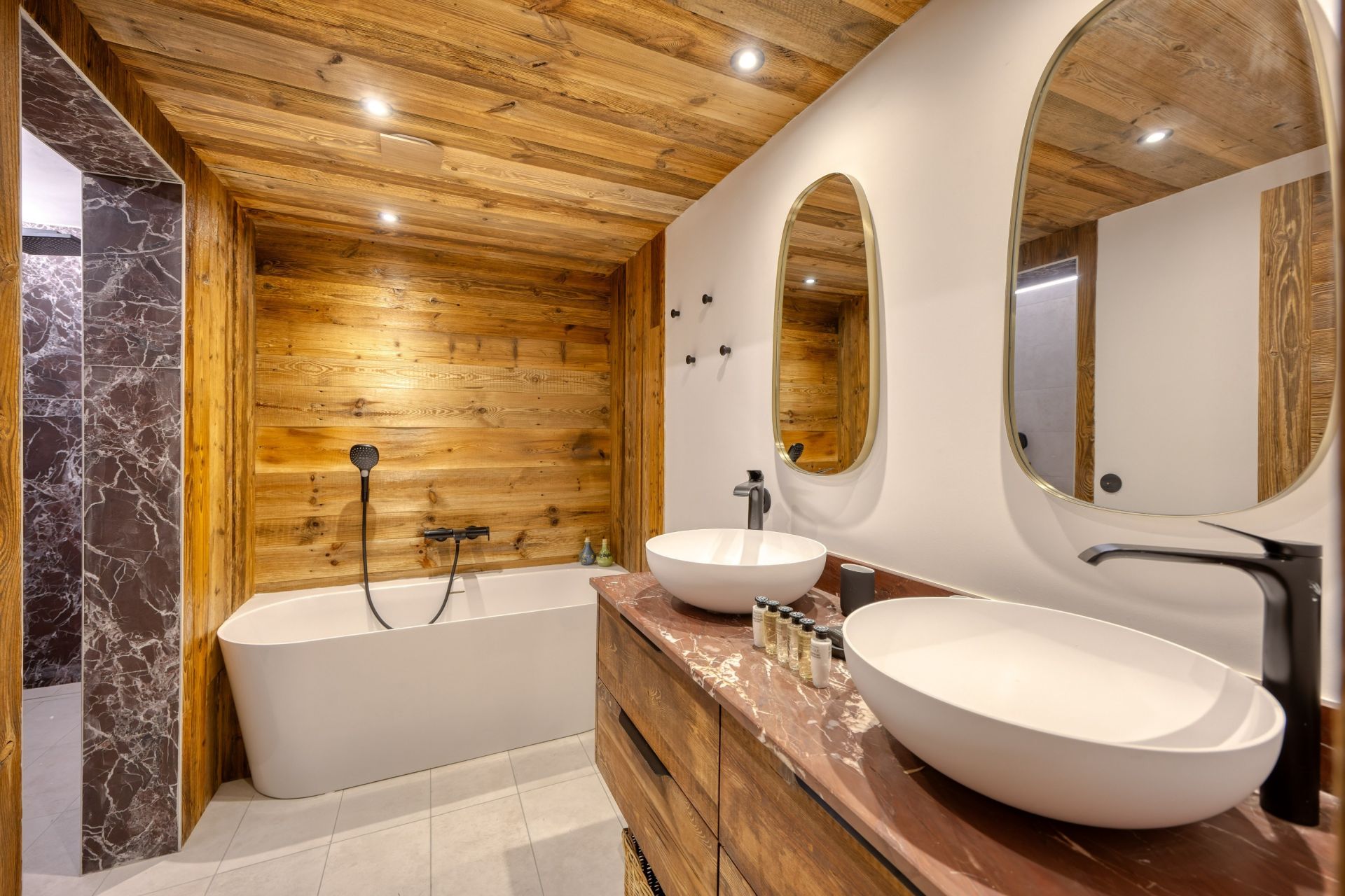 luxury chalet 7 Rooms for seasonal rent on MERIBEL LES ALLUES (73550)