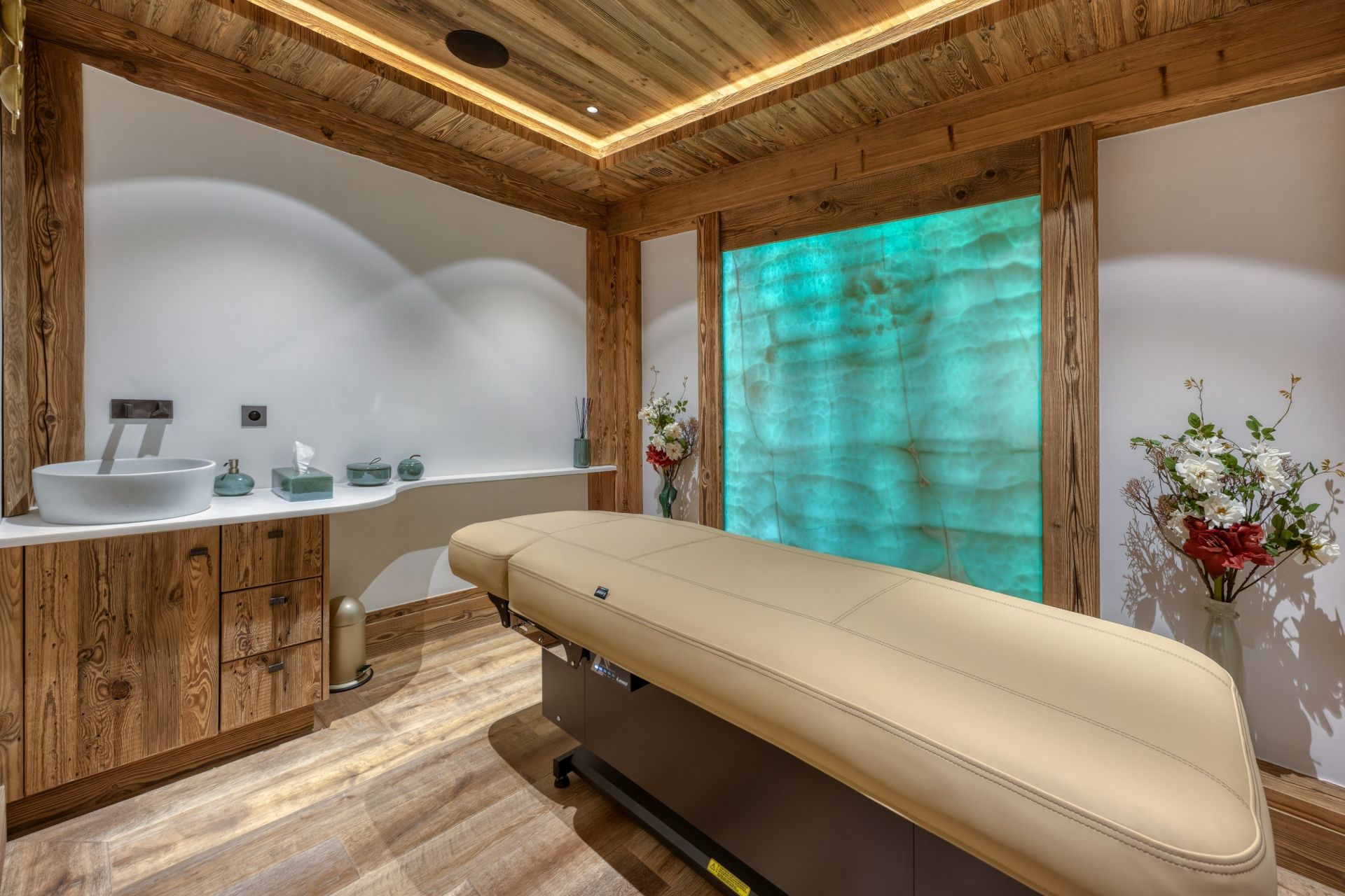 luxury chalet 12 Rooms for seasonal rent on MERIBEL LES ALLUES (73550)