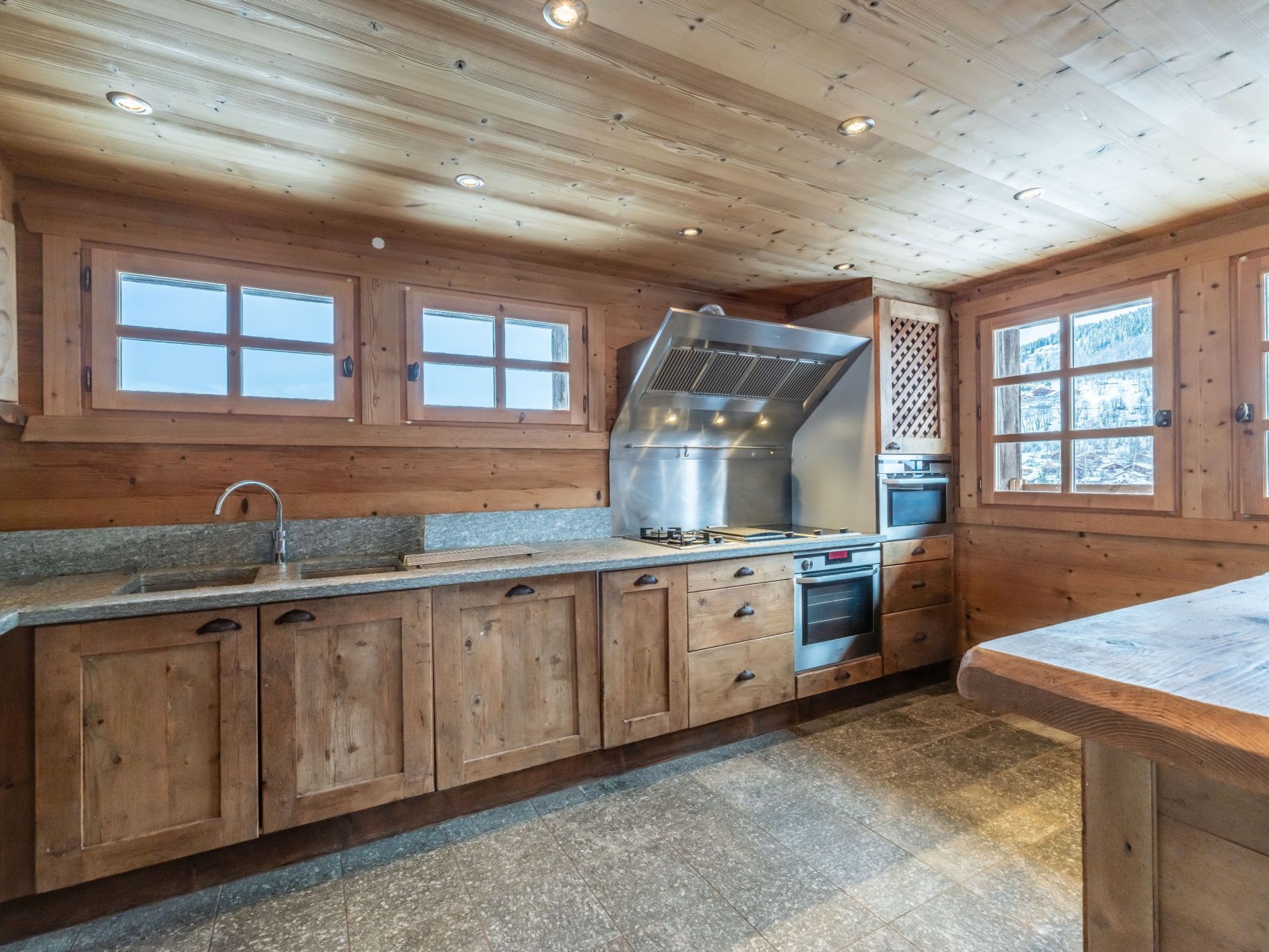 luxury chalet 8 Rooms for sale on MERIBEL LES ALLUES (73550)