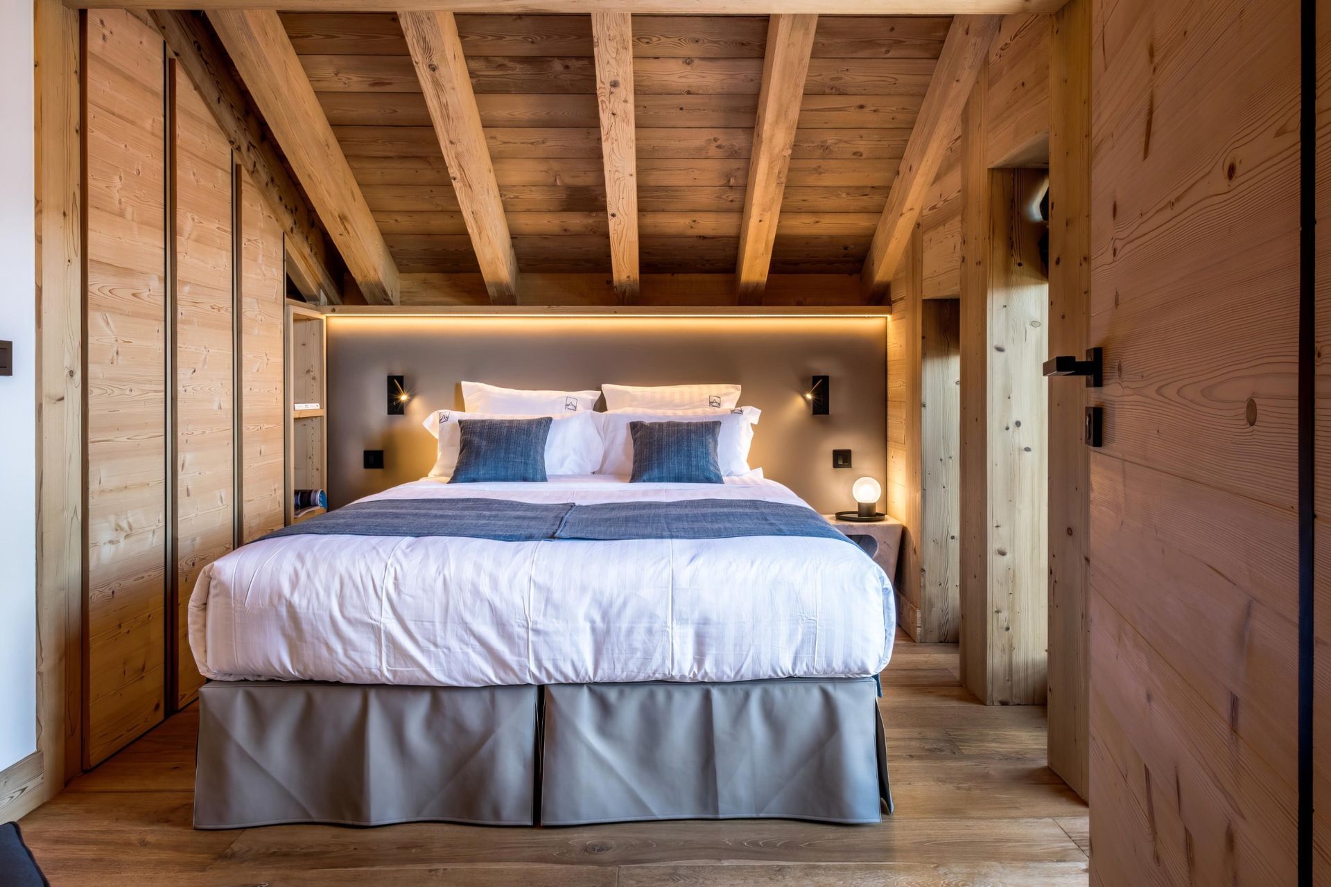 luxury chalet 8 Rooms for seasonal rent on MERIBEL LES ALLUES (73550)