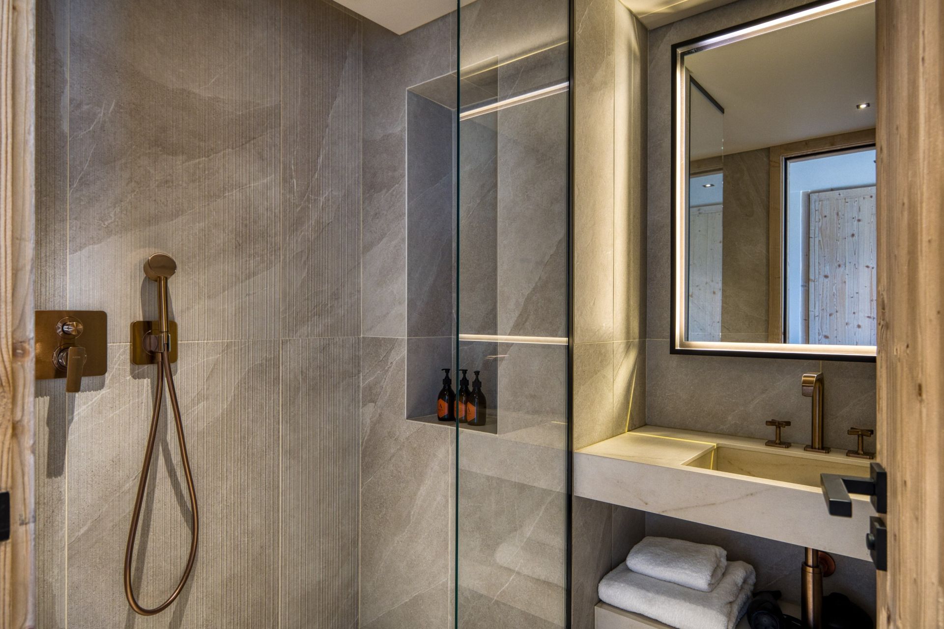 luxury apartment 6 Rooms for sale on MERIBEL LES ALLUES (73550)