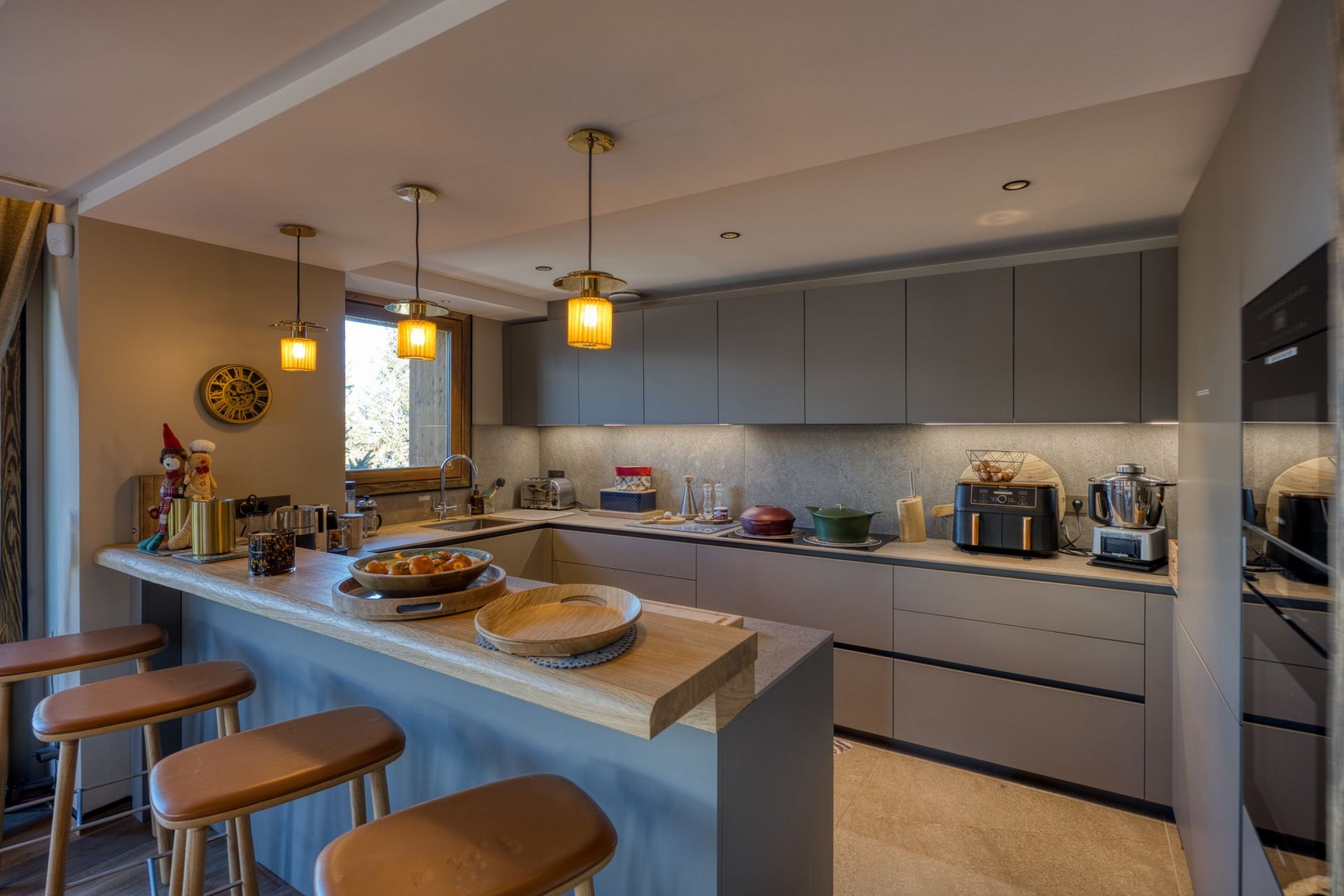 luxury chalet 10 Rooms for sale on MERIBEL LES ALLUES (73550)