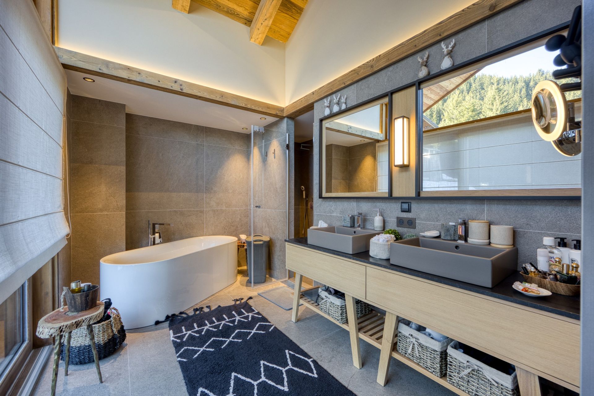 luxury chalet 10 Rooms for sale on MERIBEL LES ALLUES (73550)